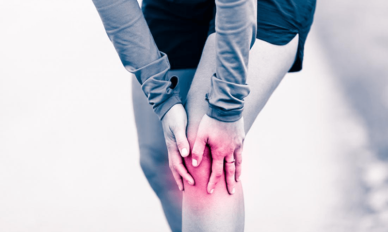 Image of a runner nursing a sore knee