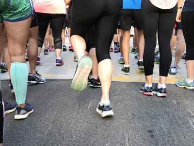 Image of the feet of runners as they begin a marathon race